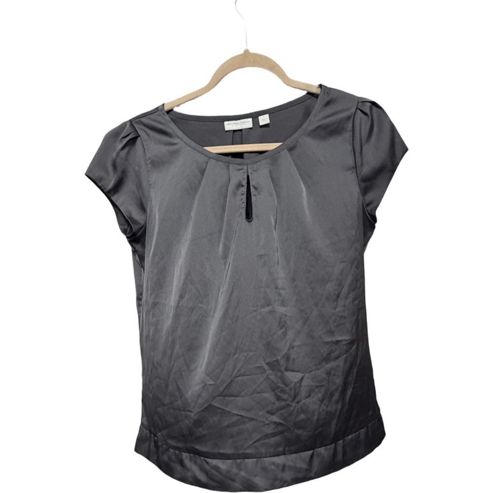 New York & Company Stretch Gray Satin Keyhole Blouse Women's Small Short Sleeve